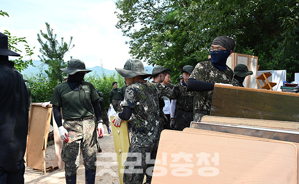 최 군수는 “연일 이어지는 봉사로 봉사자들의 체력과 인력이 한계에 다다른 상황”이라며 “도움의 손길을 보내주실 봉사자들의 참여를 간곡히 요청드린다”는 글을 남겨 안타까움을 자아냈다. (사진=최재구 예산군수 페이스북 갈무리/굿모닝충청=이종현 기자)