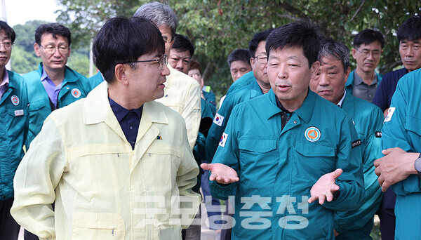 충남도 박정주 행정부지사가 정부에 이미 지정된 서산시와 예산군을 제외한 도내 8개 시·군에 대한 특별재난지역 추가 지정을 강력 촉구하고 나섰다. (충남도 제공: 왼쪽부터 김광용 행정안전부 재난안전관리본부장과 박정주 부지사/ 굿모닝충청 김갑수 기자)