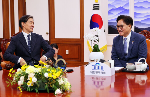 조국 전 조국혁신당 대표와 우원식 국회의장.(사진=연합뉴스)