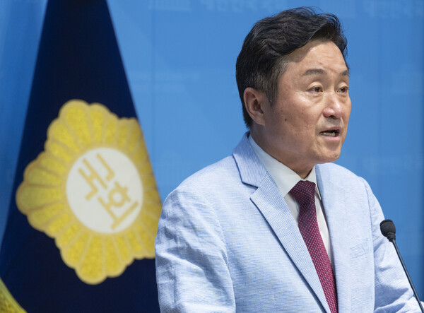 27일 오전 국회 소통관에서 기자회견을 열고 현대건설의 가덕도 신공항 건설 특혜 수주 의혹 및 수주 포기 등 의혹에 대해 김건희 특검이 수사해줄 것을 촉구하고 나선 더불어민주당 최인호 전 의원.(사진=연합뉴스)