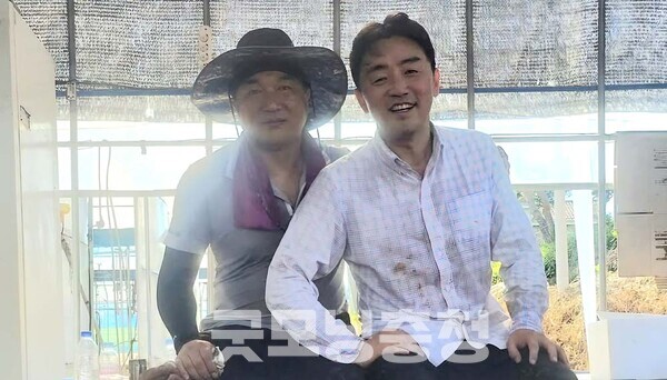 강훈식 대통령 비서실장이 26일 충남 아산시를 찾아 더불어민주당 오랜 동지들과 수해복구 봉사활동을 한 사실이 전해져 눈길을 끌고 있다. (페이스북: 왼쪽부터 김경회 을지로봉사단장과 강훈식 비서실장/ 굿모닝충청=채원상 기자)