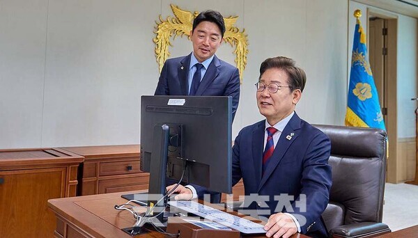 강훈식 비서실장은 특히 “정치의 시작을 이곳 아산에서 했다. (마찬가지로) 정치의 끝도 아산이 될 것”이라고 강조한 것으로 확인됐다. (페이스북: 이재명 대통령과 강훈식 비서실장)