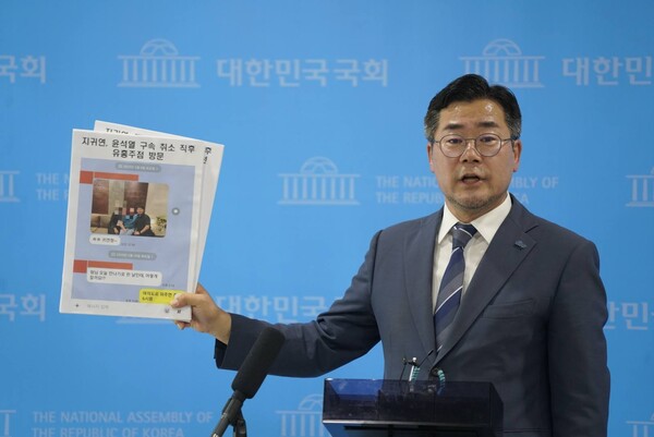 27일 국회 소통관에서 기자회견을 열고 서울중앙지법 지귀연 부장판사의 룸살롱 술 접대 의혹을 입증할 카카오톡 메시지를 공개한 더불어민주당 박찬대 의원.(사진=페이스북)