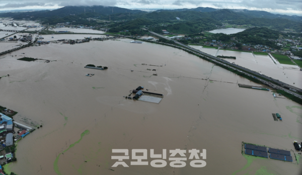 충남 아산시가 최근 집중호우로 큰 피해를 입은 수해 지역의 신속한 복구와 이재민 지원을 위해 충남사회복지공동모금회(회장 성우종)와 함께 특별모금 활동을 시작한다고 28일 밝혔다.(사진: 아산시 제공)