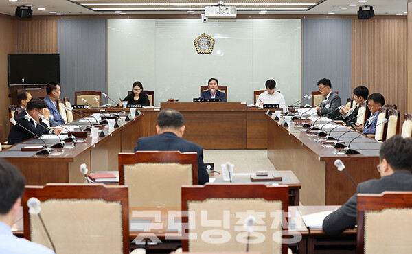 28일 오후 진행된 충남도의회 행정통합특별위원회(위원장 신영호) 회의에서는 대전·충남 행정통합을 위한 특별법안에 교육자치와 관련된 조항이 포함됐음에도 의견 수렴 절차가 없었다는 점이 도마 위에 올랐다. 회의에 배석한 충남교육청 윤표중 정책기획과장도 유감을 표명했다. (사진=충남도의회 제공/굿모닝충청=이종현 기자)