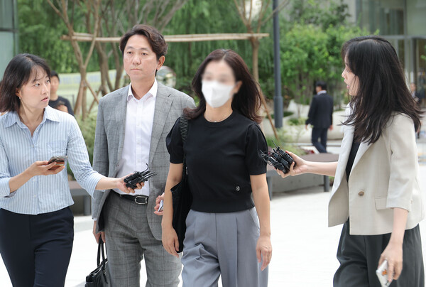 지난 23일 민중기 김건희 특검팀 소환조사에 출석하고 있는 '김건희 집사' 김예성 씨의 배우자 정 씨.(사진=연합뉴스)