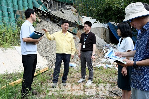 김제선 대전 중구청장이 연이은 폭염과 폭우 피해에 대응해 현장 점검에 나섰다. (사진=중구 제공/굿모닝충청 신성재 기자)
