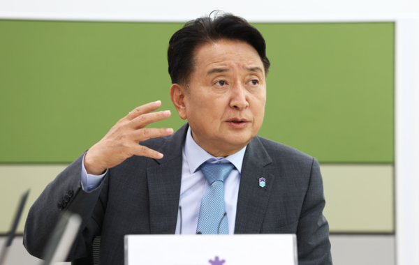 김영환 충북도지사가 30일 도청에서 ‘명태균·김건희 게이트’와 연루됐다는 의혹에 대해 전면 반박하며 의혹을 제기한 이광희 의원(민주당 청주서원)과 신용한 교수에게 사과를 요구했다. 사진=충북도/굿모닝충청 김종혁 기자