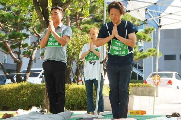 그는 중증장애아동 가족이자, 병원 설립운동을 이끈 인물이다. 10년 전 아들 건우의 치료를 위해 전국을 떠돌았고, 그 과정에서 같은 처지의 가족들과 함께 ‘공공어린이재활병원 설립운동’을 벌였다. 대전공공어린이재활병원은 시민들의 오랜 요구로 만들어진 결과였다. (사진=김동석 사단법인 토닥토닥 이사장 제공)