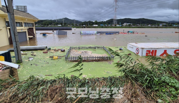 오세현 아산시장이 지난달 28일 "이제는 복구를 넘어, 재해 재발 방지를 위한 대응 단계로 전환해야 한다"며 "곡교천 수문과 배수펌프장, 지방하천 정비를 농어촌공사 등 유관기관과 함께 구체적으로 대응 방안을 마련하라"고 강력하게 지시했다.(사진: 염성배수장 침수 외부 전경. 아산시 제공/굿모닝충청=노준희 기자)
