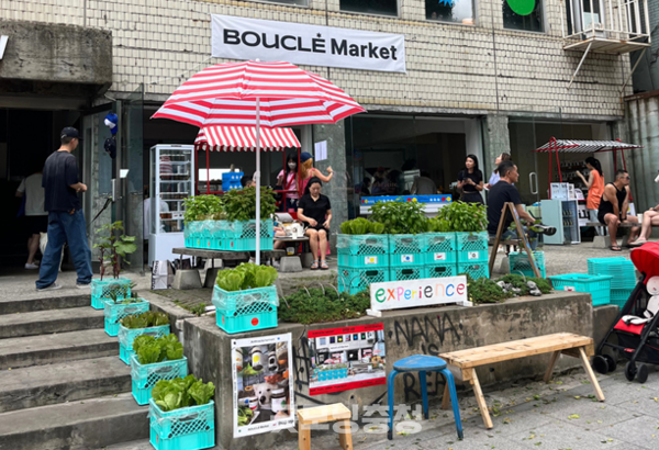 서울 용산구 한남동 앤트러사이트 카페 앞에 영동의 농산물을 판매하는 팝업 스토어 '부끌레 마르켓'. 사진=김태은/굿모닝충청 김종혁 기자