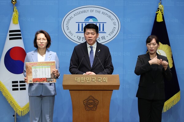 4일 윤석열 전 대통령 부부의 지난 2023년 우크라이나 순방과 관련해 여권법 위반 혐의로 고발한 조국혁신당 김준형 의원.(사진=연합뉴스)