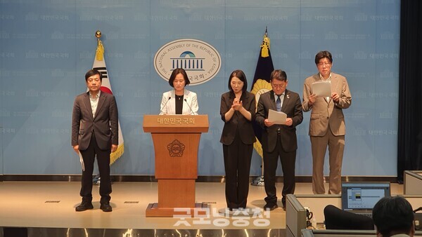 4일 오후 1시 20분 국회 소통관에서 기자회견을 열고 이른바 '김학의 불법 출국금지 사건' 수사 및 기소를 담당한 윤석열 사단 정치 검사들을 공수처에 고발하는 기자회견을 연 더불어민주당, 조국혁신당 의원들의 모습.(사진=굿모닝충청 조하준 기자)