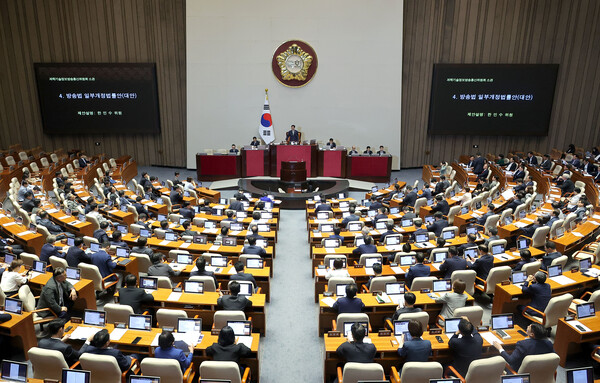 우원식 국회의장이 4일 국회 본회의에서 '방송3법(방송법·방송문화진흥회법·한국교육방송공사법 개정안)' 중 방송법 일부개정법률안을 상정하고 있다.(사진=연합뉴스)