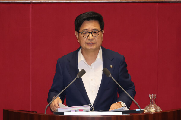 5일 열린 국회 본회의에서 방송문화진흥회법에 대해 필리버스터를 하고 있는 국민의힘 김장겸 의원.(사진=연합뉴스)