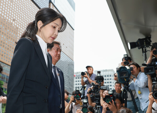 6일 오전 특검 포토라인 앞에 선 윤석열 전 대통령의 배우자 김건희 씨.(사진=연합뉴스)