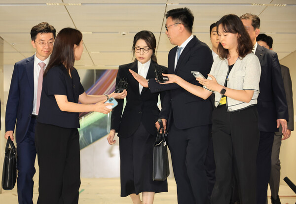 6일 밤 특검 소환조사를 마치고 귀가하는 윤석열 전 대통령의 배우자 김건희 씨.(사진=연합뉴스)