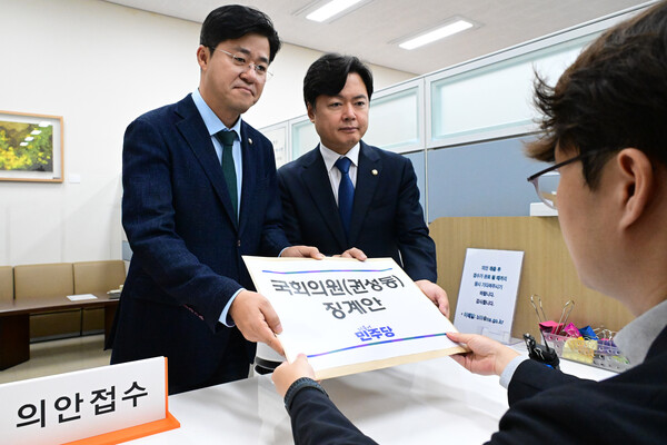 8일 오전 10시 국회 의안과에 국민의힘 권성동 의원 징계안을 제출하고 있는 더불어민주당 박상혁 원내수석부대표와 김현정 원내대변인의 모습.(사진=연합뉴스)