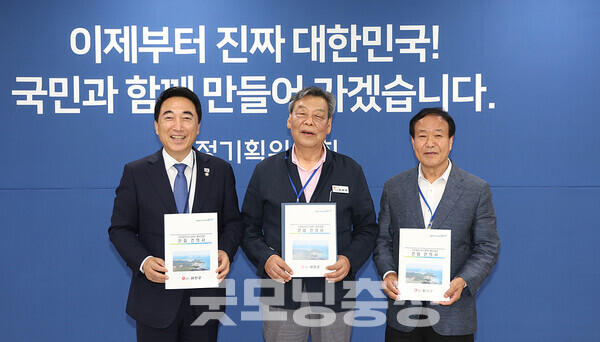 충남 태안군이 50년 숙원인 가로림만 해상교량 건설 사업 등 군정 주요 현안의 국정과제 반영을 이재명 정부에 공식 요청했다. (태안군 제공: 왼쪽부터 박수현 위원장, 가세로 군수, 김원대 위원장/ 굿모닝충청=김갑수 기자)