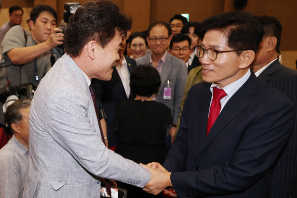 극우 유튜버 전한길 씨와 악수를 하고 있는 국민의힘 김문수 당 대표 후보.(사진=연합뉴스)