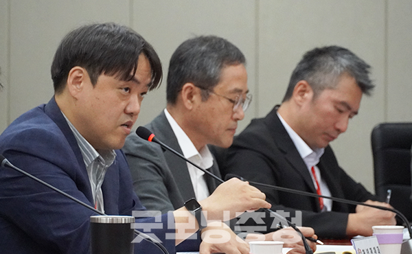 충남도가 공공구매 실적 기준에 청년창업기업 생산제품을 우선 구매하는 제도 도입을 정부에 건의했다. (왼쪽에서 첫번째 남성연 청년정책관. 사진=굿모닝충청 이종현 기자)