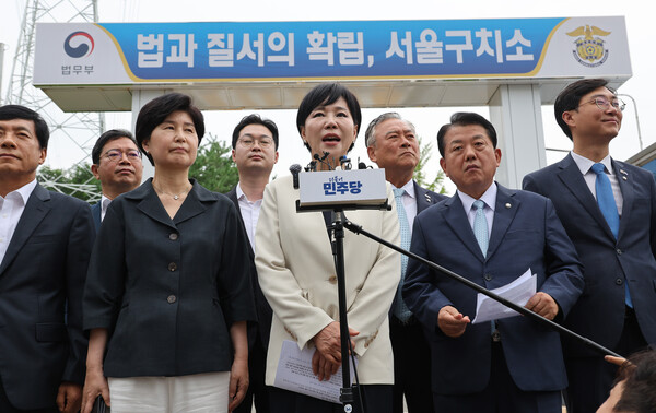 윤석열 전 대통령 체포영장 집행 무산과 관련해 11일 서울구치소를 항의 방문한 더불어민주당 3대특검 종합대응 특별위원회 소속 위원들의 모습.(사진=연합뉴스)