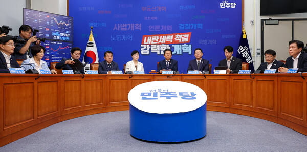 13일 오전 열린 더불어민주당 최고위원회의 모습.(사진=연합뉴스)