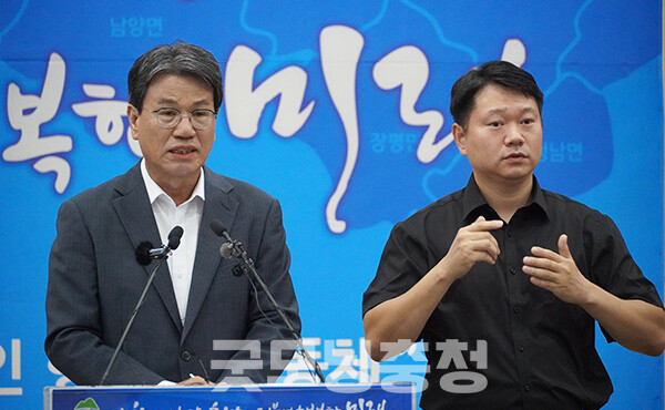 김돈곤 청양군수는 14일 “지천댐 건설에 대한 입장 표명 지연을 이유로 군민의 삶의 질 향상과 직결된 예산을 삭감하겠다는 것은 예산의 독립성을 심하게 훼손하는 것”이라고 말했다. (사진=굿모닝충청 이종현 기자)