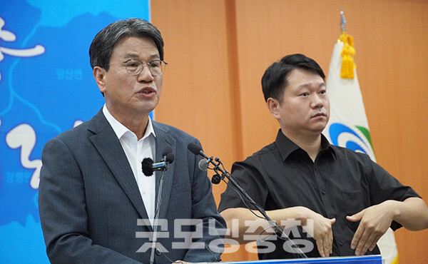 김돈곤 청양군수는 14일 지천댐 건설과 관련 “군민 여론이 분열되고 갈등이 심화되고 있다”며 “댐 건설의 결정권을 손에 쥐고 있는 환경부는 정책 방향을 조속히 결정해달라”고 말했다. (사진=굿모닝충청 이종현 기자)