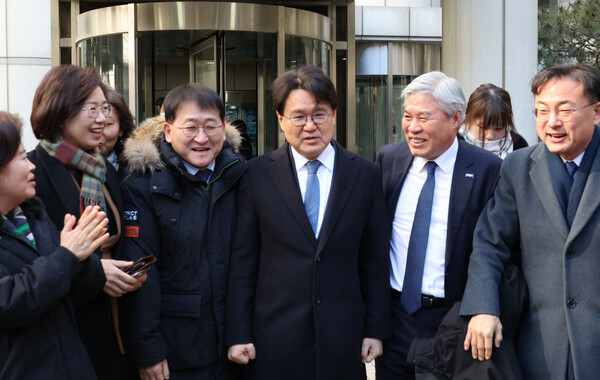 지난 2월 4일 울산시장 선거개입 사건 항소심 재판에서 무죄 확정 후 법정을 나서고 있는 조국혁신당 황운하 의원의 모습.(사진=연합뉴스)