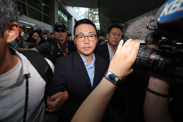 12일 오후 인천국제공항에서 체포된 김건희 씨의 집사 김예성 씨.(사진=연합뉴스)