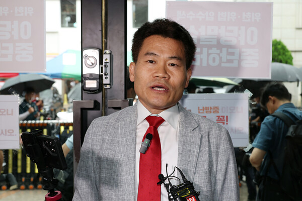 8일 열린 국민의힘 전당대회 당시 '배신자' 구호 연호 선동 등으로 징계 대상이 된 한국사 강사 출신 유튜버 전한길 씨.(사진=연합뉴스)