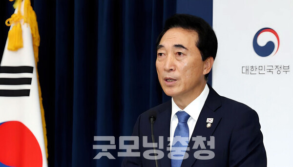 더불어민주당 박수현 국회의원(충남공주·부여·청양)은 15일 "제 말이 아니라 언론의 여러 가지 제목들이나 사설들 이런 걸 보면 '국민의힘이 극우의 힘이 돼 간'는 말이 지금 공공연하게 나오고 있다"고 말했다. (페이스북 자료사진/ 굿모닝충청=김갑수 기자)