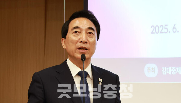 더불어민주당 박수현 국회의원(충남공주·부여·청양)은 19일 “협치도 통합도 보편타당한 상식적 정의를 전제로 한다”며 “지금은 거짓 평화가 아니라 참 평화가 필요하다”고 밝혔다. (페이스북 자료사진/ 굿모닝충청=김갑수 기자)