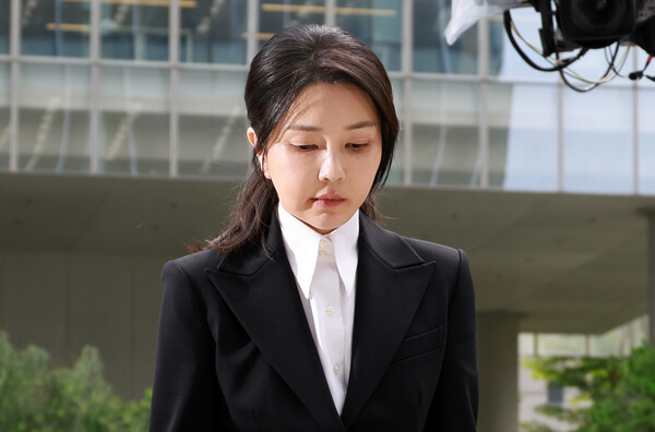 민주 시민 1만2225명이 윤석열 전 대통령의 내란 사건과 관련해 김건희 씨 소유의 서울 서초동 아크로비스타 아파트에 대한 가압류를 신청했다. (사진 출처: 연합뉴스)