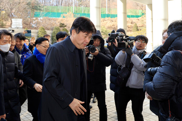 정치자금법 위반 혐의로 재판에 넘겨진 김용 전 민주연구원 부원장이 지난 2월 6일 서울 서초구 서울고등법원에서 열린 2심 선고 공판에 출석하고 있다.(사진=연합뉴스)