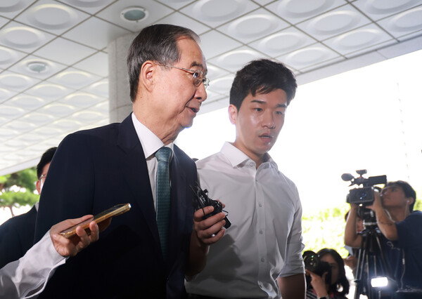 19일 조은석 내란 특검팀의 소환조사에 출석하고 있는 한덕수 전 국무총리의 모습.(사진=연합뉴스)