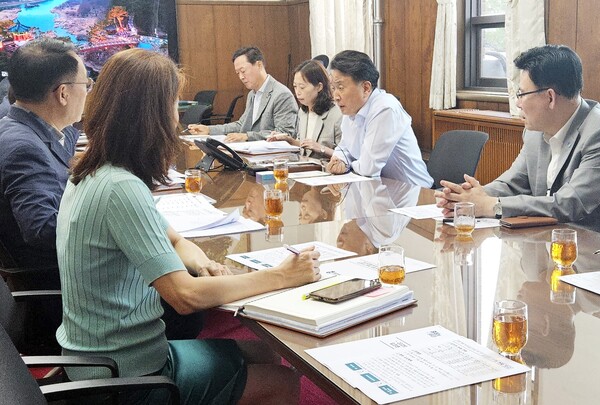 김영환 충북도지사가 20일  ‘2025 영동세계국악엑스포’와 ‘2025 제천국제한방천연물산업엑스포’ 준비상황을 점검하고 있다. 사진=충북도/굿모닝충청 김종혁 기자