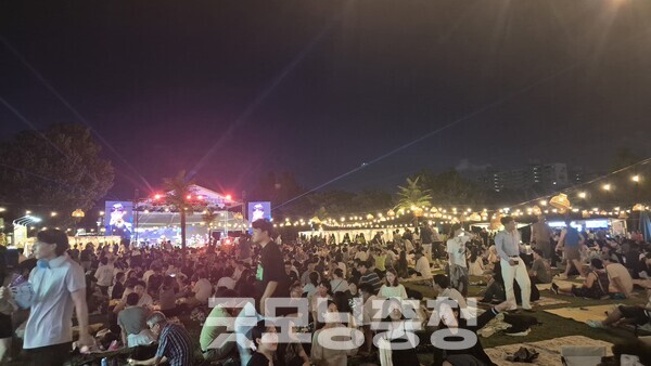 재즈는 자유를 노래하고, 맥주는 기다림을 품는다. 이 두 세계가 유성의 한여름밤에 만났을 때, 공원은 단순한 공연장이 아니라 삶을 나누는 광장이 됐다. (사진=굿모닝충청 신성재 기자)