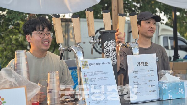 경기 구리 소재 엠비션 브루어리 최한결 양조사는 “올해는 작년보다 더 많은 분이 오신 것 같아 기분이 좋다. 넓은 공원에서 시민들이 음악을 듣고 맥주를 마시는 풍경이 저희에게도 즐겁다”고 말했다. 그는 또 “저희 대표는 영국에서 양조학 석사를 마쳤다. 그 레시피로 한국 수제맥주의 새로운 길을 연다”고 말했다. (사진=굿모닝충청 신성재 기자)