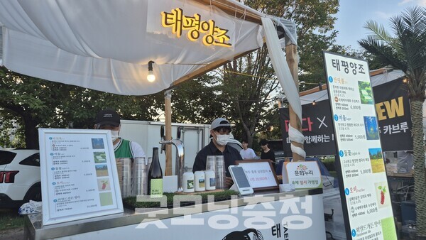 경북 문경에서 온 태평양조 이민주 대표는 “저희는 발효의 힘을 믿는다. 이번에 선보이는 ‘반딧불 여울 뒷끝’은 누구나 편하게 즐길 수 있는 맥주다. ‘오미와 와이드’ 같은 제품은 발효의 매니악한 매력을 담는다”고 말했다. 그는 이어 “대전 시민들이 음악과 맥주를 함께 즐기는 모습이 뜻깊다. 이번 축제는 저희에게 브랜드를 알릴 좋은 기회다”고 말했다.(사진=굿모닝충청 신성재 기자)