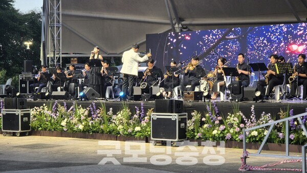 29일 저녁 대전 유성 유림공원은 여름밤의 무더위를 잊게 할 선율과 향기로 가득 찼다. (사진=굿모닝충청 신성재 기자)