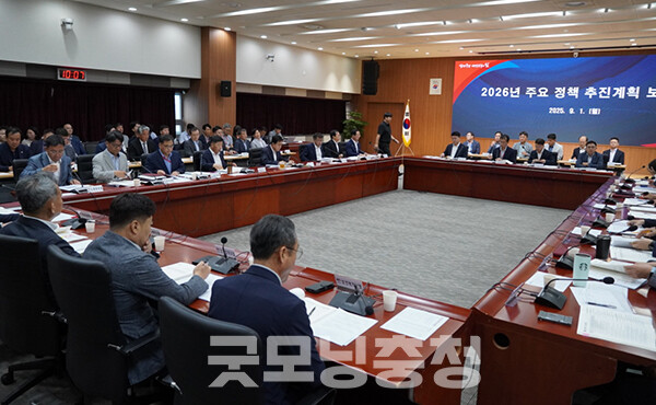 김 군수를 향해서도 “지천댐 건설과 관련 요구한 사업을 다 들어줬다”면서 “다만 실버타운과 도시리브투게더 후속사업 설계비는 절차나 구체화가 되지 않은 만큼 추경에 반영하지 않았을 뿐”이라고 주장했다. (사진=굿모닝충청 이종현 기자)