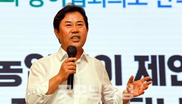 박정현 부여군수가 전희경 충남연구원장의 국민의힘 경기 의정부갑 당협위원장 겸직 논란에 가세했다. 김태흠 지사를 향해 애정 어린 조언을 보내며 민심에 귀 기울일 것을 당부한 것. (자료사진: 페이스북/ 굿모닝충청=김갑수 기자)