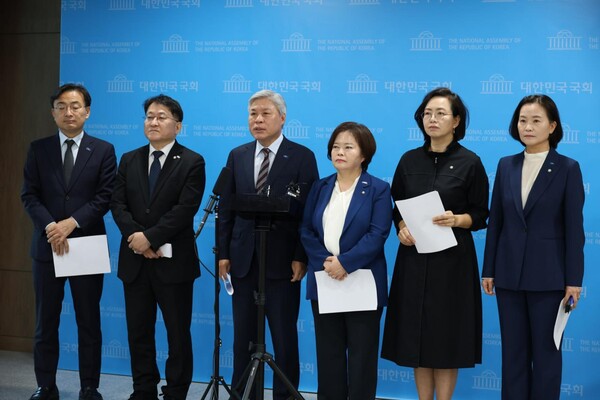 11일 오전 국회 소통관에서 더불어민주당 김병기 원내대표와 국민의힘 송언석 원내대표 간 3대 특검법 관련 협상에 대해 반발하는 기자회견을 연 조국혁신당 의원들의 모습.(사진=조국혁신당 홈페이지)