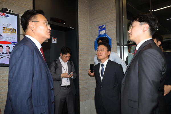 김건희 씨의 의혹들을 수사하는 민중기 특별검사팀이 '통일교 집단 입당' 의혹과 관련해 국민의힘 당사 압수수색에 나선 18일 서울 여의도 국민의힘 당사에서 유상범 원내수석부대대표가 특검팀과 이야기를 하고 있다.(사진=연합뉴스)