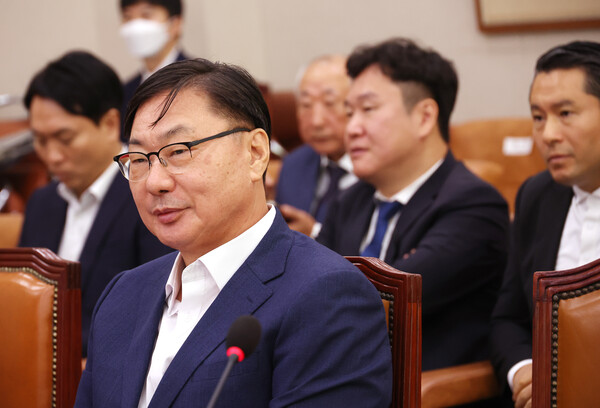 이화영 전 경기도 평화부지사가 작년 10월 2일 국회 법제사법위원회에서 열린 박상용 검사 탄핵소추 청문회에 출석해 의원 질의를 듣고 있다. 뒤편에 이 전 부지사 변호인인 김현철(오른쪽)·김광민 변호사가 배석해 있다.(사진=연합뉴스)