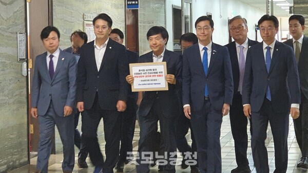 18일 오후 1시 30분 3대 특검 전담 재판부 설치 법안을 발의하는 더불어민주당 의원들의 모습.(사진=굿모닝충청 조하준 기자)