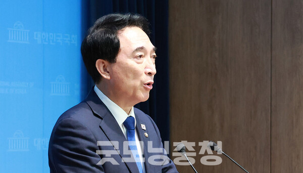 더불어민주당 박수현 수석대변인(충남공주·부여·청양)은 19일 “당과 정청래 대표는 내란종식을 역사적 책무로 확신한다. 내란청산이 후세에 대한 의무라고 믿는다”며 “내란종식은 협치의 대상이 아니다. ‘내란추상 민생춘풍’ 할 것”이라고 밝혔다. (의원실 제공 자료사진/ 굿모닝충청=김갑수 기자)