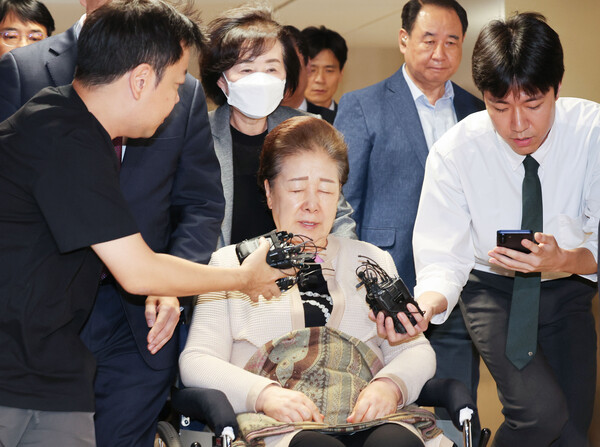 17일 김건희 특검팀의 소환조사를 마치고 귀가하고 있는 통일교 총재 한학자 씨.(사진=연합뉴스)